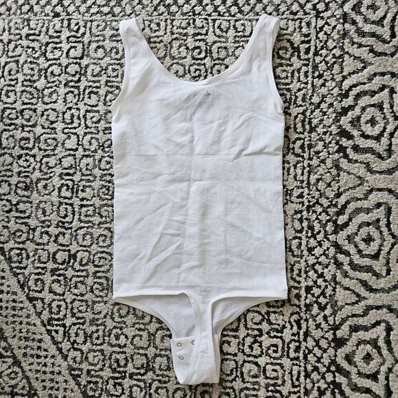 Yummie Ivy Seamless Shaping Thong Bodysuit in White Size Small/Medium - Picture 3 of 5